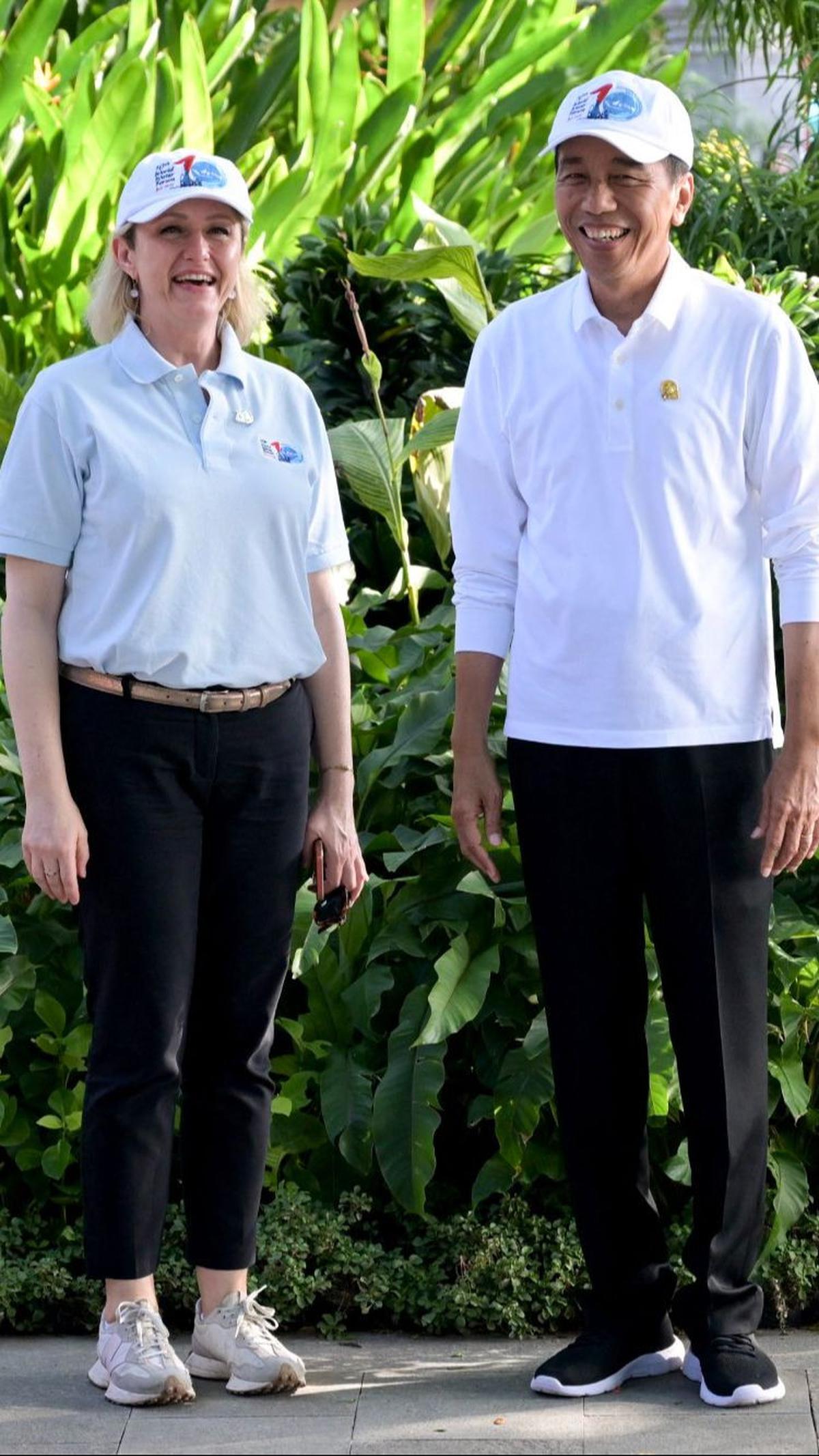 Sosok delegasi KTT World Water Forum yang meminta tolong pada Jokowi untuk memotretnya adalah&nbsp;Barbara Pompili, Utusan Khusus Prancis.&nbsp;Foto: Sonny Tumbelaka/Pool/AFP