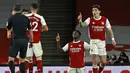 Striker Arsenal, Bukayo Saka (kedua dari kanan), melakukan selebrasi usai mencetak gol ketiga timnya ke gawang Chelsea dalam laga lanjutan Liga Inggris 2020/21 pekan ke-15 di Emirates Stadium, London, Sabtu (26/12/2020). Arsenal menang 3-1 atas Chelsea. (AFP/Adrian Dennis/Pool)