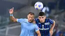 Bek Lazio, Stefan Radu berebut bola dengan gelandang Atalanta, Ruslan Malinovskiy pada laga kedua Liga Italia Serie A di Stadion Olimpiade, Rabu (30/9/2020). Atalanta mampu menaklukkan tuan rumah Lazio dengan skor 4-1. (Alfredo Falcone/LaPresse via AP)