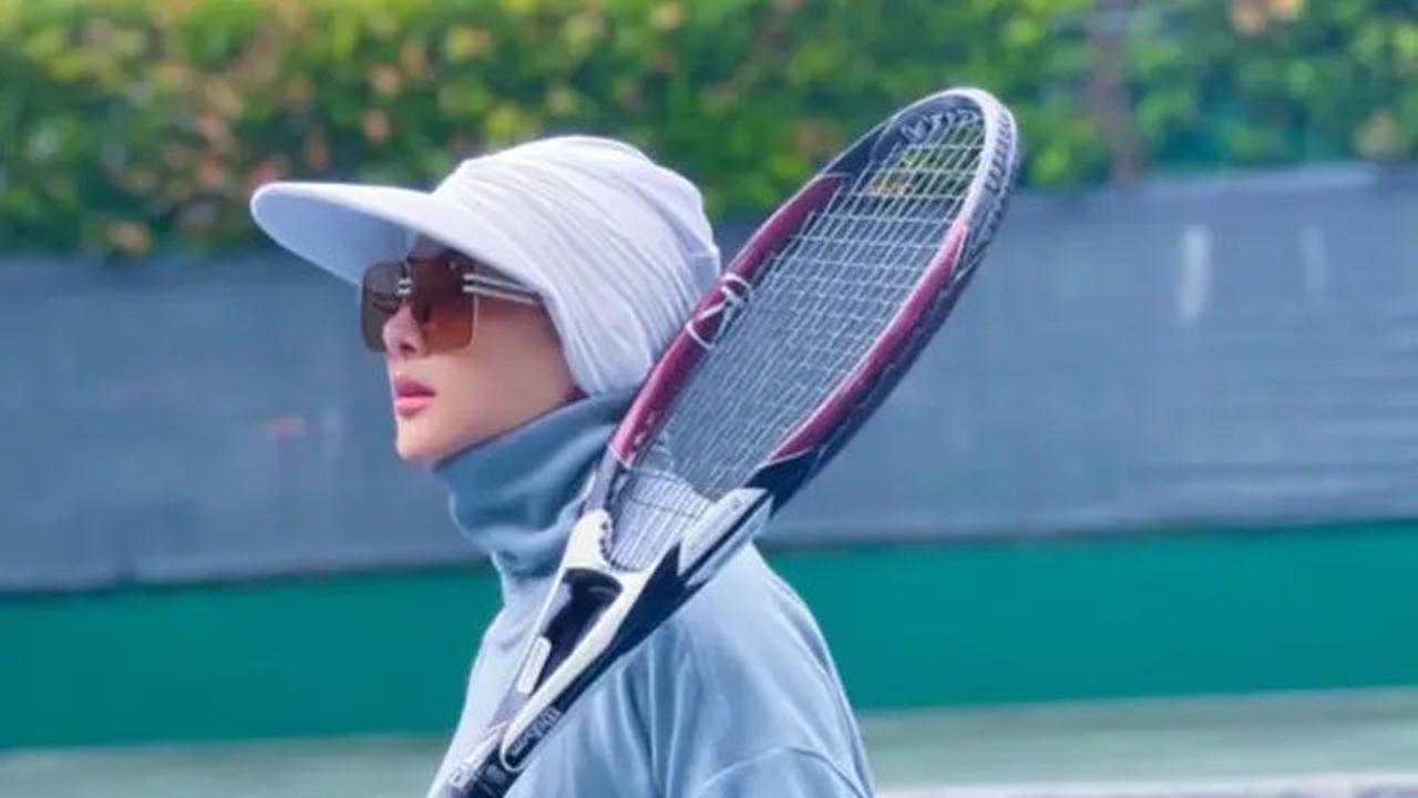 Outfit Olahraga Tenis ala Syahrini, Anggun dan Sporty
