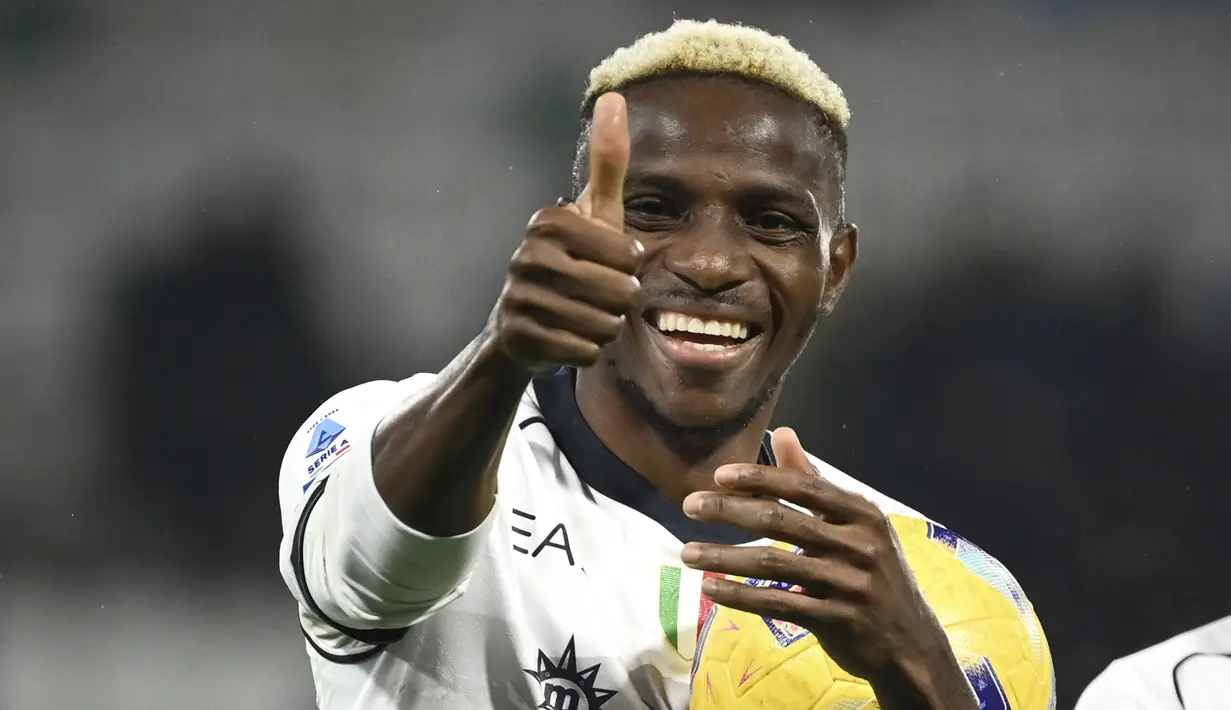 Pemain Napoli, Victor Osimhen melakukan selebrasi setelah mencetak gol ke gawang Sassuolo pada laga lanjutan Liga Italia 2023/2024 di Mapei Stadium, Reggio Emilia, Italy, Kamis (29/02/2024) dini hari WIB. (AP Photo/LaPresse/Massimo Paolone)