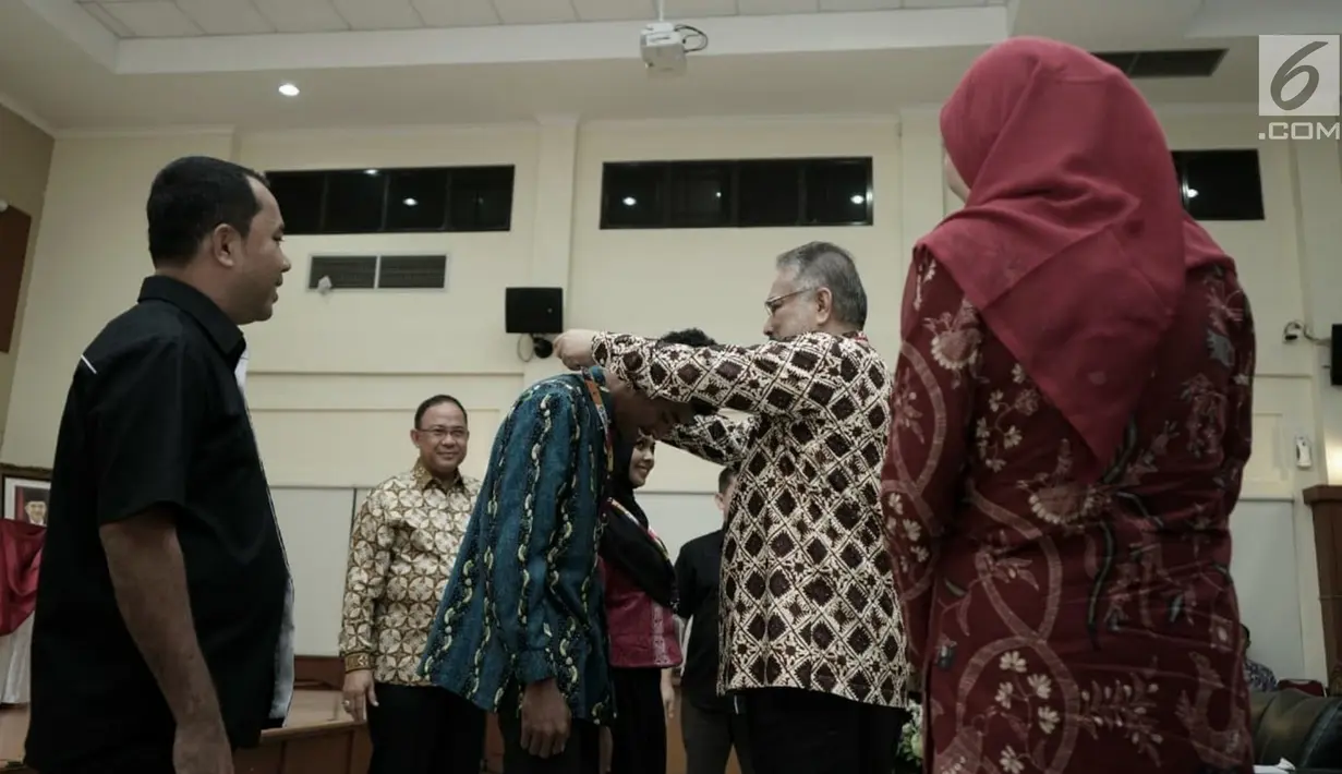 Deputi Pemberdayaan Pemuda Kemenpora Faisal Abdullah secara simbolis melantik 68 peserta yang berhasil lolos seleksi nasional Kirab Pemuda 2018 di Gedung PP-PON Cibubur, Jakarta, Kamis (30/8). (Merdeka.com/Iqbal S. Nugroho)