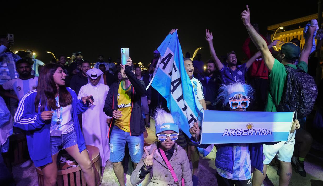 Fans Argentina bersorak di Doha corniche, di Doha, Qatar, Senin, 12 Desember 2022. Argentina akan menghadapi Kroasia dalam pertandingan semifinal Piala Dunia 2022 di Stadion Lusail Iconic Qatar, Rabu (14/12/2022) mulai pukul 02.00 WIB. (AP Photo/Andre Penner)