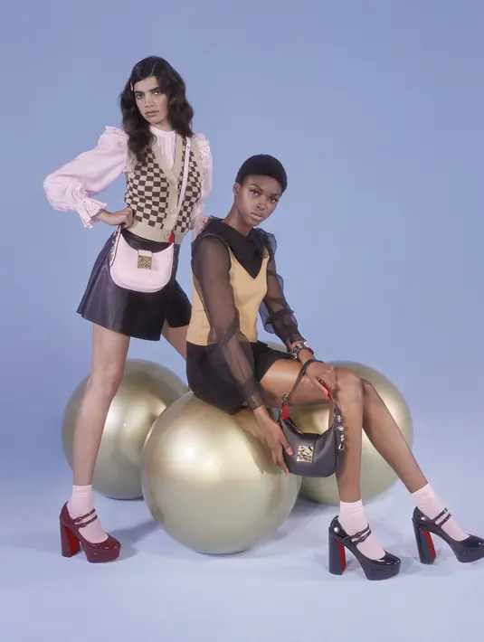 Dilengkapi dengan tali yang memungkinkan untuk dipakai selempang atau di atas bahu sesuai kebutuhanmu  (Foto: Christian Louboutin)