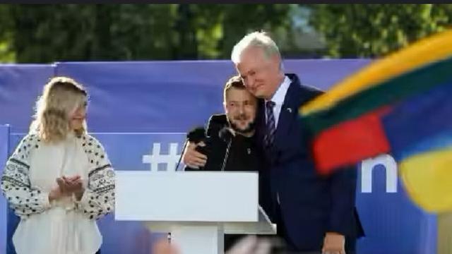 Presiden Ukraina Volodymyr Zelensky dan Presiden Lithuania Gitanas Nauseda.