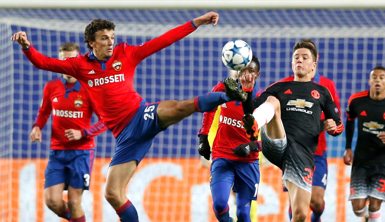 Pemain CSKA, Roman Eremenko (kiri) berebut bola dengan pemain MU, Ander Herrera, dalam lanjutan Grup B Liga Champions di Stadion Arena Khimki, Moscow, Rusia, Kamis (22/10/2015) dini hari WIB. (EPA/Yuri Kochetkov)