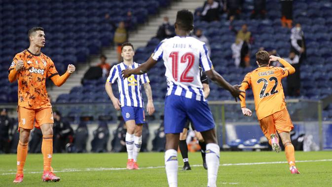 Pemain Juventus Cristiano Ronaldo (kiri) melakukan selebrasi usai rekan setimnya Federico Chiesa (kanan) mencetak gol ke gawang FC Porto pada leg pertama babak 16 besar Liga Champions di Stadion Dragao, Porto, Portugal, Rabu (17/2/2021). FC Porto menang 2-1. (AP Photo/Luis Vieira)