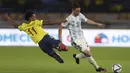 Gelandang Argentina, Exequiel Palacios menggiring bola melewati gelandang Kolombia, Juan Cuadrado pada laga lanjutan Kualifikasi Piala Dunia 2022 Zona Amerika Selatan di Stadion Metropolitano, Rabu (9/6/2021) pagi WIB. Argentina bermain imbang 2-2 dengan Kolombia. (AP Photo/Fernando Vergara)