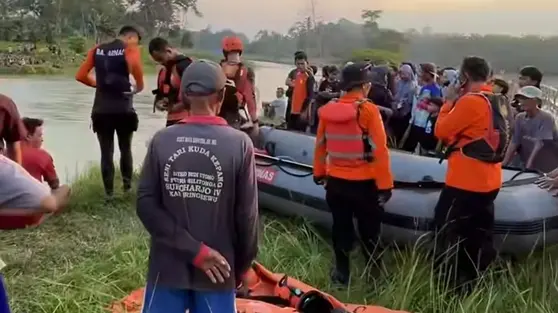 Niat Menolong Teman, Dua Remaja Hilang Terseret Arus Sungai