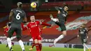 Striker Manchester United, Edinson Cavani, melepaskan tendangan saat melawan Liverpool pada laga Liga Inggris di Stadion Anfield, Minggu (17/1/2021). Kedua tim bermain imbang 0-0. (Phil Noble/Pool via AP)