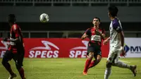 Bek Persipura Jayapura, Ricardo Salampessy mengumpan bola saat laga pekan pertama BRI Liga 1 2021/2022 melawan Persita Tangerang di Stadion Pakansari, Bogor, Sabtu (28/08/2021). Persipura kalah 1-2. (Bola.com/Bagaskara Lazuardi)