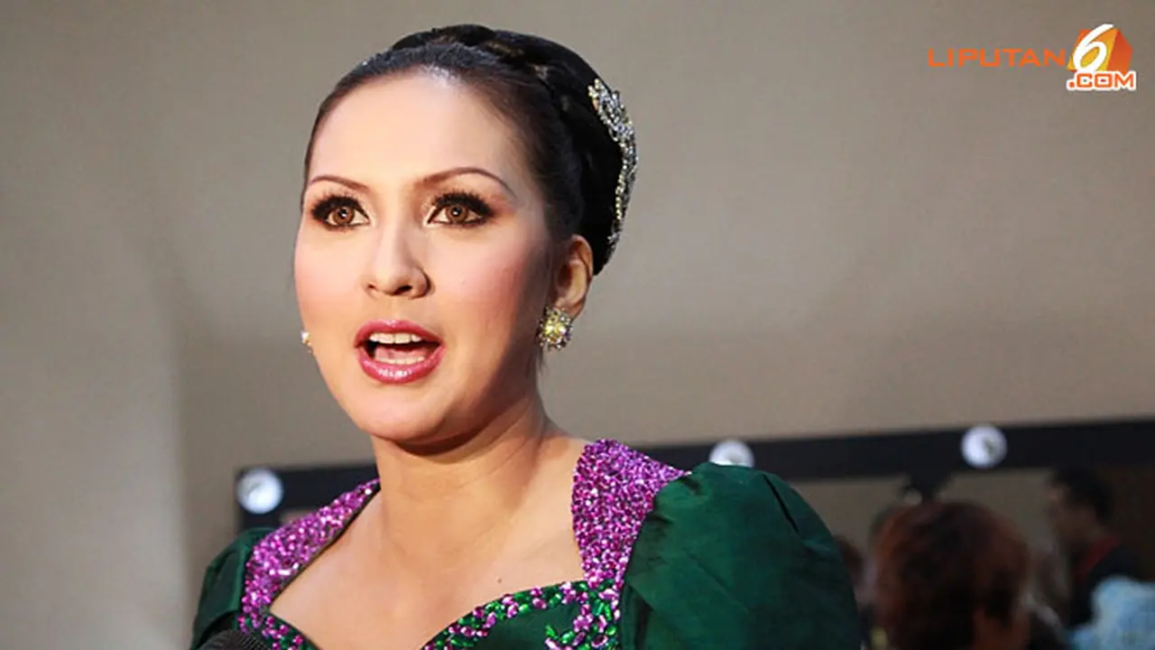 donna-agnesia-131030b.jpg