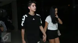 Al Ghazali terlihat menggandeng sang kekasih, Alyssa Daguise usai mengisi acara di kawasan Senayan, Jakarta, Sabtu (8/5). Al Ghazali juga telah mengenalkan sang model itu kepada keluarganya. (Liputan6.com/Herman Zakharia)