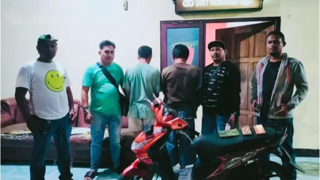 Ibu rumah tangga, pelaku Pencurian uang saat diamankan polisi.