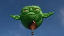 Balon udara raksasa berbentuk karakter film Star Wars Yoda terbang dalam Festival Balon Udara Internasional di Clark, Utara Manila, Provinsi Pampanga, Filipina, Jumat (9/2). Acara berlangsung pada 9-12 Februari. (TED ALJIBE/AFP)