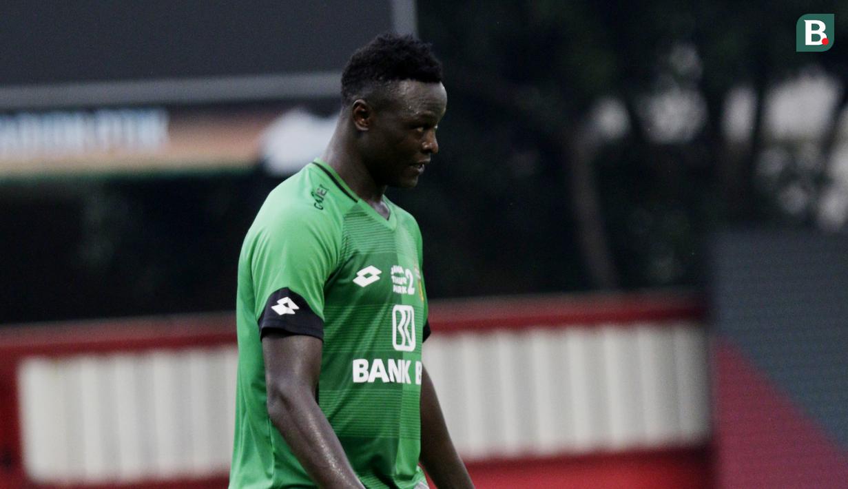 Striker Bhayangkara FC, Ezechiel N'Douassel, saat melawan PSM Makassar pada laga uji coba di Stadion PTIK, Jakarta, Rabu, (5/2/2020). Bhayangkara FC takluk 0-1 dari PSM Makassar. (Bola.com/M Iqbal Ichsan)
