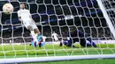 Pemain Real Madrid, Eder Militao (kiri) mencetak gol bunuh diri pada laga leg pertama semifinal Copa Del Rey 2022/2023 melawan Barcelona di Santiago Bernabeu, Madrid, Jumat (03/03/2023) WIB. Gol ini menjadi satu-satunya gol yang berhasil memenangkan Barcelona dengan skor 1-0. (AP Photo/Manu Fernandez)