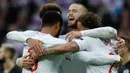 Bek Inggris, Eric Dier, bersama rekan-rekannya merayakan kemenangan atas Kroasia pada laga UEFA Nations League di Stadion Wembley, London, Minggu (18/11). Inggris menang 2-1 atas Kroasia. (AFP/Adrian Dennis)