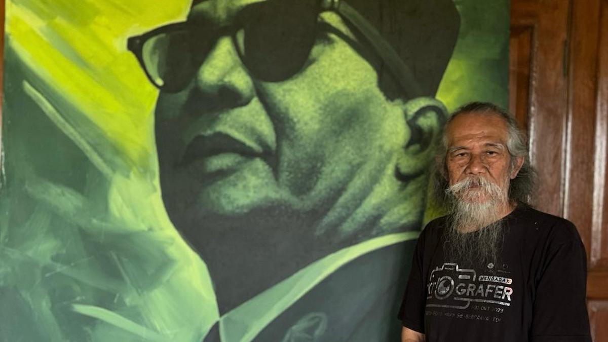 Melukis di Ujung Senja: Kisah Mbah Kibar Menjual Karya Demi Selamatkan Warisan Leluhur