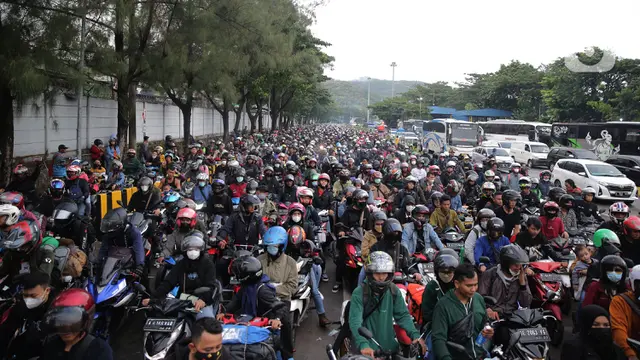 Ribuan Sepeda Motor Serbu Pelabuhan Merak