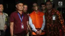 Mantan Dirut PT Garuda Indonesia, Emirsyah Satar usai menjalani pemeriksaan di Gedung KPK, Jakarta, Rabu (7/8/2019). Emirsyah resmi ditahan untuk mempermudah pemeriksaan terkait kasus suap pengadaan mesin Rolls-Royce PLC untuk pesawat Airbus milik Garuda Indonesia. (merdeka.com/Dwi Narwoko)