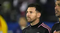 Pemain Inter Miami, Lionel Messi (kiri) dan Luis Suarez pada laga uji coba melawan FC Dallas di Cotton Bowl, Dallas, Texas, Amerika Serikat, Rabu (23/1/2024) pagi WIB. (Sam Hodde/Getty Images/AFP)