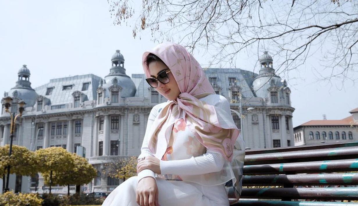 Sebelum menikah dengan Reino Barack pun, Syahrini sudah sering bolak-balik ke luar negeri. Salah satunya ke Rumania di mana Ia berkesempatan mengunjungi Kota Bukares. Di sana, Syahrini mengenakan jilbab pink muda produksi label busananya sendiri. (Liputan6.com/IG/@princessyahrini)