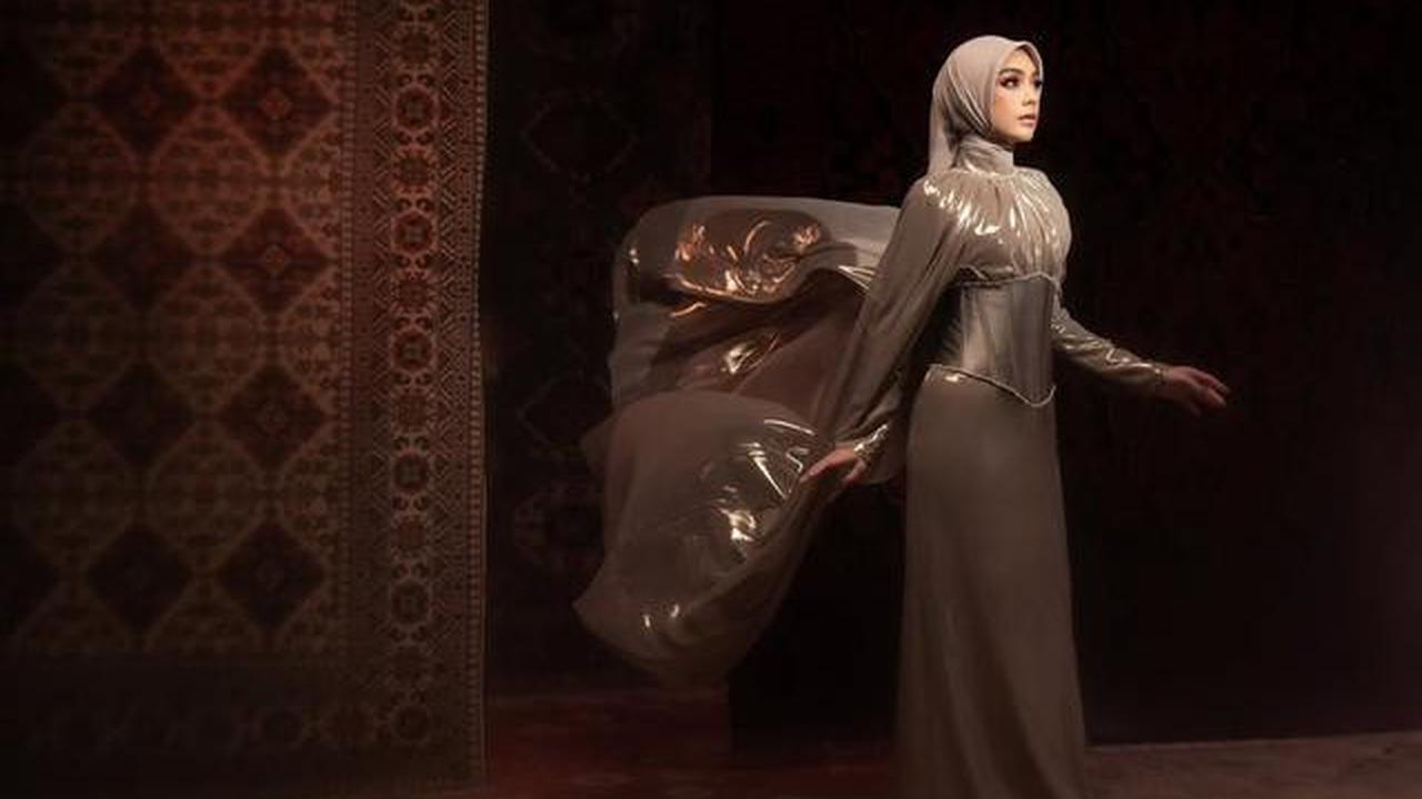 8 Potret Celine Evangelista Pakai Gaun Cape Elegan, Tampil Anggun dalam Balutan Hijab yang Menawan
