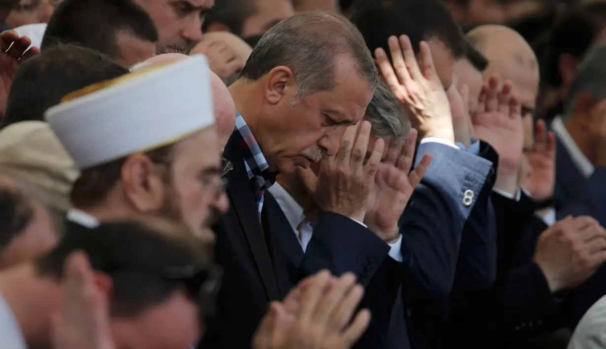 Presiden Turki, Recep Tayyip Erdogan ikut menyalati jenazah korban upaya kudeta militer yang dilakukan terhadapnya, di Istanbul, Minggu (17/7). Perlawanan terhadap kudeta militer Turki pada Jumat lalu menewaskan 265 orang. (REUTERS/ Alkis Konstantinidis)