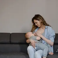 Simak penjelasan mengenai cara menyusui yang benar. (pexels.com/Mart Production)