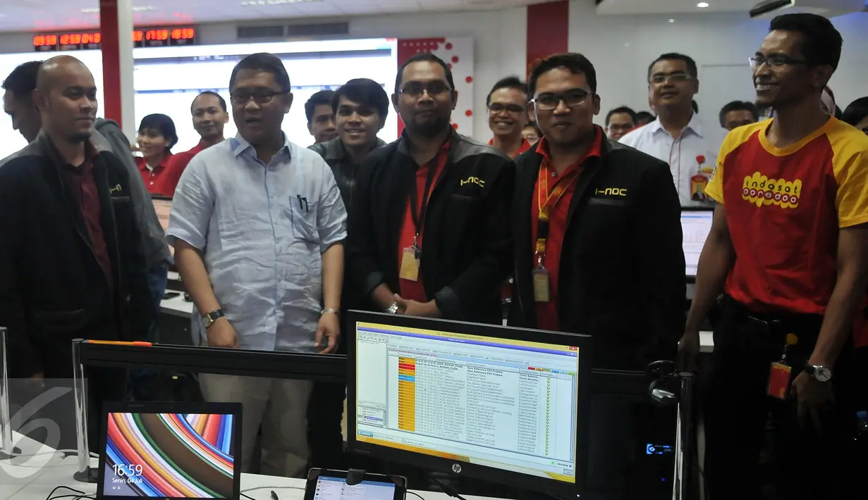Menkominfo Rudiantara (kedua kiri) saat memantau traffic komunikasi di Gedung Indosat, Jakarta, Senin (4/7). (Liputan6.com/JohanTallo)