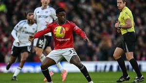 Gelandang Manchester United asal Inggris bernomor punggung 37, Kobbie Mainoo (depan kiri), mengontrol bola selama pertandingan Liga Inggris antara Manchester United dan Fulham di Old Trafford, Manchester, barat laut Inggris, pada 1 Februari 2026. (Paul ELLIS/AFP)