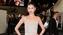 Hoyeon mengenakan gaun slip abu-abu dengan detail sulam yang megah. Penampilannya dipadukan dengan sepasang sepatu hak tinggi satin bernuansa krem. Hoyeon juga mengenakan anting-anting dan cincin Majestic dari koleksi Perhiasan Mewah Louis Vuitton. Hoyeon juga mengenakan La Beauté Louis Vuitton yang menampilkan LV Baume dalam warna 050 Red Pulse.
