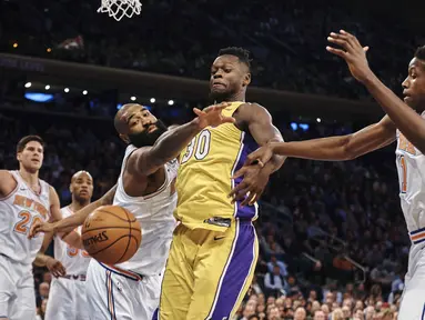 Pemain Lakers, Julius Randle (tengah) berebut bola dengan pemain New York Knicks, Kyle O'Quinn (kiri) pada lanjutan NBA basketball game di Madison Square Garden, New York, (12/12/2017). knicks menang 113-109. (AP/Andres Kudacki)