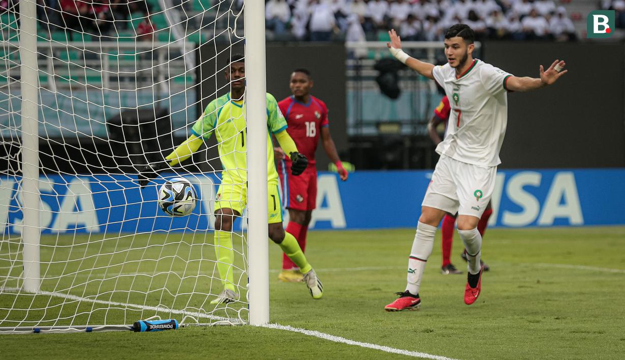<p>Kiper Timnas Panama U-17, Manuel Romero kebobolan gol lewat tandukan pemain Timnas Maroko U-17, Saifdine Chlagmmo pada laga pembuka Piala Dunia U-17 2023 Grup A di Stadion Gelora Bung Tomo, Surabaya, Jumat (10/11/2023) WIB. (Bola.com/Bagaskara Lazuardi)</p>