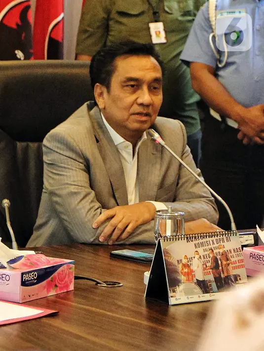 Anggota Komisi I DPR RI Effendi Simbolon menyampaikan klarifikasi terkait pernyataannnya terhadap TNI AD di Gedung Parlemen, Jakarta, Rabu (14/9/2022). Effendi Simbolon menyatakan permintaan maaf atas pernyataannya yang sempat menyinggung perihal hubungan Panglima TNI Jenderal Andika Perkasa dengan KSAD Jenderal Dudung Abdurachman. (Liputan6.com/Angga Yuniar)