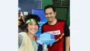 Dian Sastrowardoyo berfoto dengan Haryanto Arbi dalam acara Bashminton yang diselenggarakan oleh Pertemanan Sehat di GOR PB Djarum, Jakarta, (21/5/2016), untuk mendukung bulutangkis Indonesia. (Bola.com/Instagram/Therealdisastr)