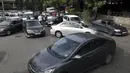 Pengemudi taksi memblokir jalan dengan kendaraan mereka selama aksi protes di depan kementerian dalam negeri, di Beirut, Lebanon, Selasa (30/11/2021). Mereka memprotes kenaikan harga bensin, barang-barang konsumsi dan jatuhnya mata uang pound Lebanon. (AP Photo/Bilal Hussein)