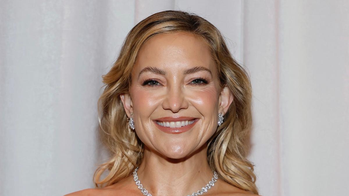 5 Selebritis Kenakan Perhiasan Mewah saat Hadir di Critics Choice Awards dari Kate Hudson hingga Sarah Shook