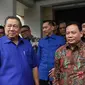 Ketua Umum Partai Demokrat Susilo Bambang Yudhoyono atau SBY (kiri) bersama Ketua Bawaslu Abhan (kanan) usai menggelar pertemuan tertutup terkait Pileg dan Pilpres di kediaman SBY di Kuningan, Jakarta, Selasa (10/7). (Liputan6.com/Herman Zakharia)