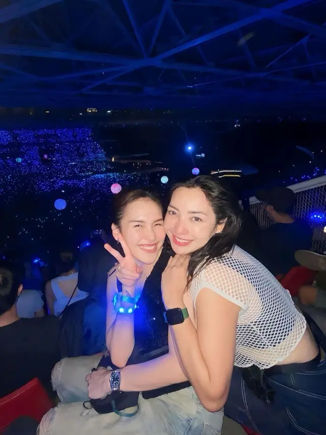 Potret Ayu Ting Ting Perdana Nonton Konser Coldplay