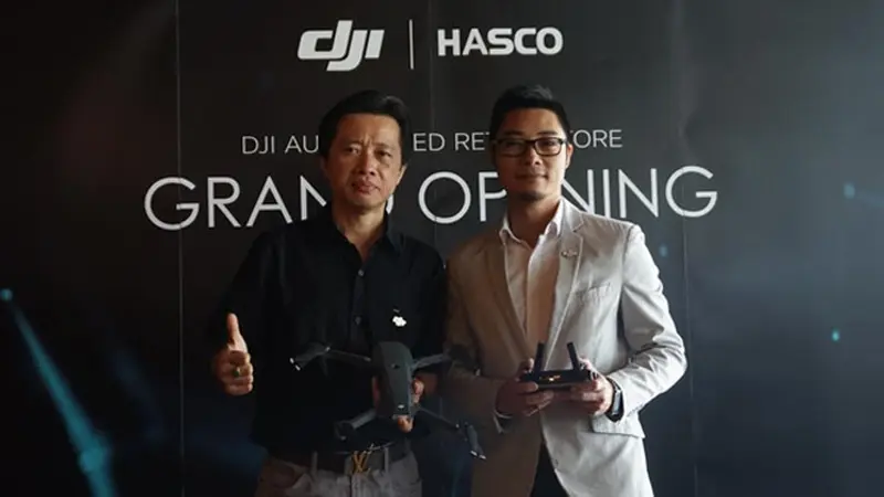 Kevin On, Associate Director of Communications DJI APAC (Kanan) saat membuka toko resmi DJI di Mall Alam Sutera, Tangerang Selatan, Kamis (23/2/2017). Liputan6.com/Agustin Setyo Wardani 