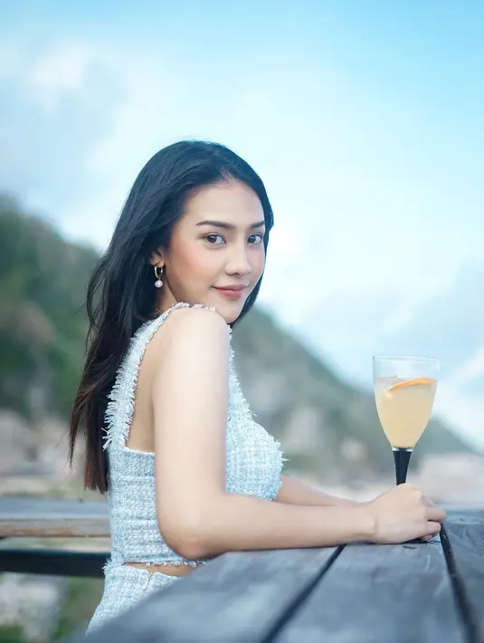 Berawal dari Vidi yang mengatakan saat pertama kali dirinya mengenal Anya lewat pemberitaan yang viral. Yakni saat Anya memberikan mobil untuk kekasih hatinya kala itu. (Instagram/anyageraldine)