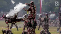 Prajurit Kopassus melakukan aksi ketangkasan saat peringatan HUT ke-67 Kopassus di Markas Kopassus, Cijantung, Jakarta, Rabu (24/4). Acara HUT Kopassus dimeriahkan sejumlah aksi demonstrasi unjuk kekuatan koprs Baret Merah ini, seperti beladiri, dan ketangkasan fisik. (Liputan6.com/Faizal Fanani)
