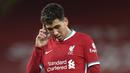 Gelandang Liverpool, Roberto Firmino tertunduk kecewa saat menghadapi Burnley dalam laga lanjutan Liga Inggris 2020/21 di Anfield Stadium, Kamis (21/1/2021). Liverpool kalah 0-1 dari Burnley. (AFP/Peter Powell/Pool)