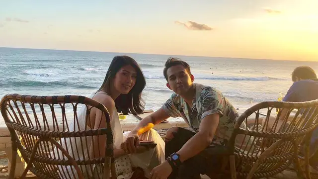 Dikaruniai Anak Usai 8 Tahun Menikah, Ini 7 Momen Mesra Indra Sinaga dan Istri