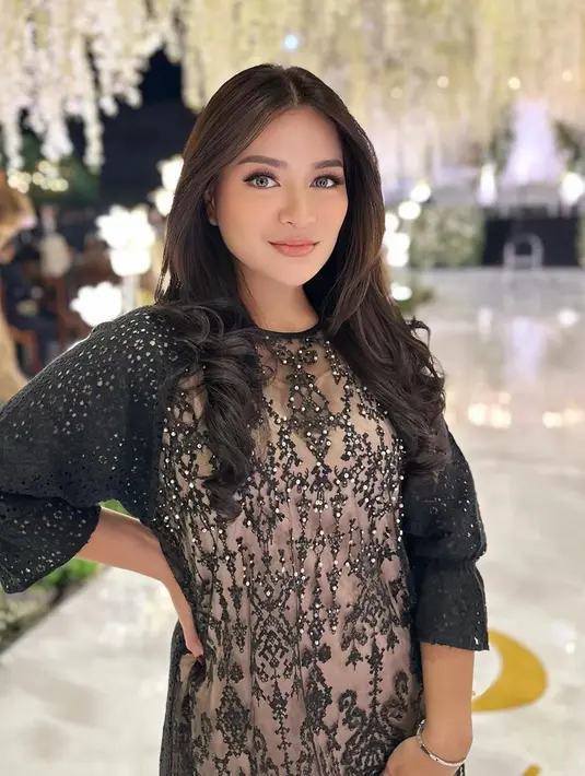 Nathalie tampil anggun dengan dress two-tone berwarna beige dan hitam. Dress ini memiliki detail bordir disertai payet berkilauan, lengan sesiku. [Foto: Instagram/nathalieholscher]