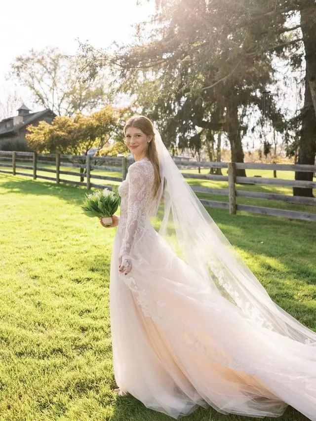 Detail Gaun Pernikahan Jennifer Gates Berhiaskan Renda Makrame Rancangan Vera Wang