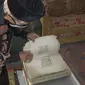 Sebuah Al-Qur'an tulisan tangan Kanjeng Raden Tumenggung Wiroyudo masih tersimpan rapi di Masjid Jami Wonojoyo, Kalurahan Genjahan, Kapanewonan Ponjong, Kabupaten Gunungkidul. (Liputan6.com/ Hendro Ary Wibowo)