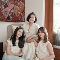 Dengan paduan warna sage dan cream, kami bisa mendapatkan kesan look yang begitu manis seperti keluarga Maudy Ayunda. [Foto: Instagram/ Maudy Ayunda]